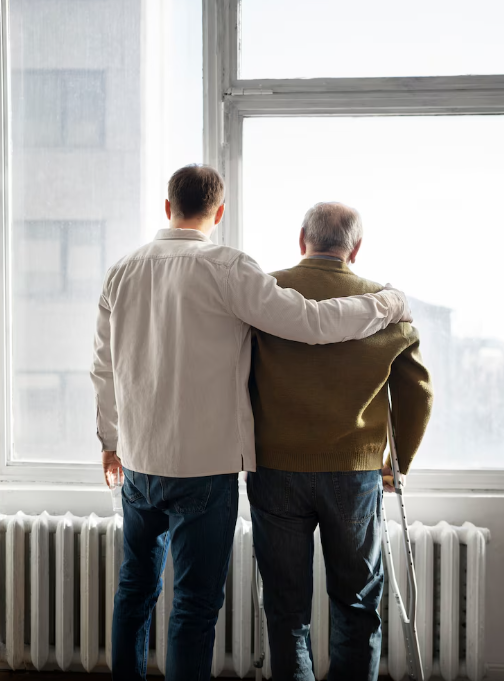 Padre e hijo mirando por la ventana