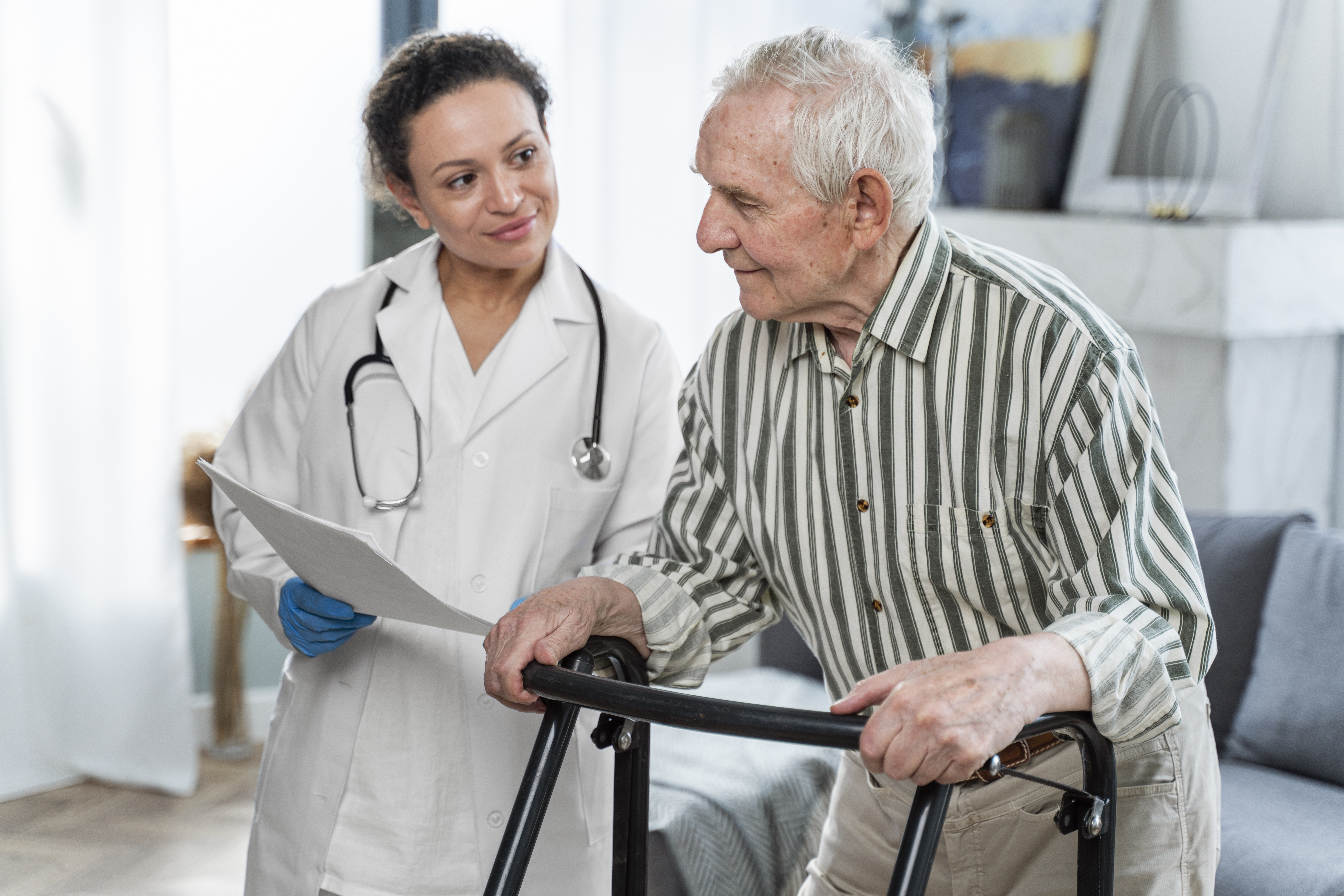 Doctor hablando con hombre mayor en interiores
